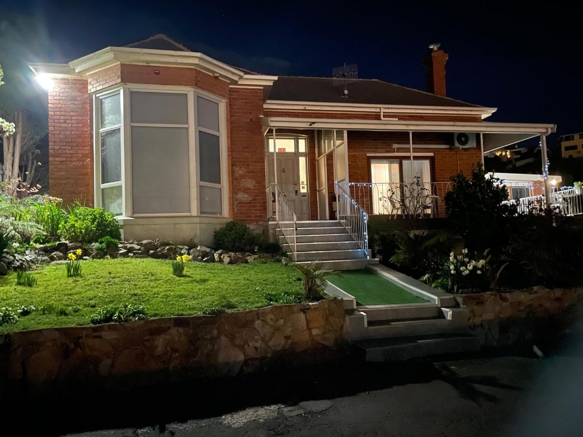 Oakleigh House Hotel Burnie Exterior photo